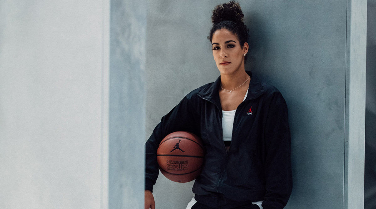 kia_poses_for_picture_with_jordan_brand_ball.jpg